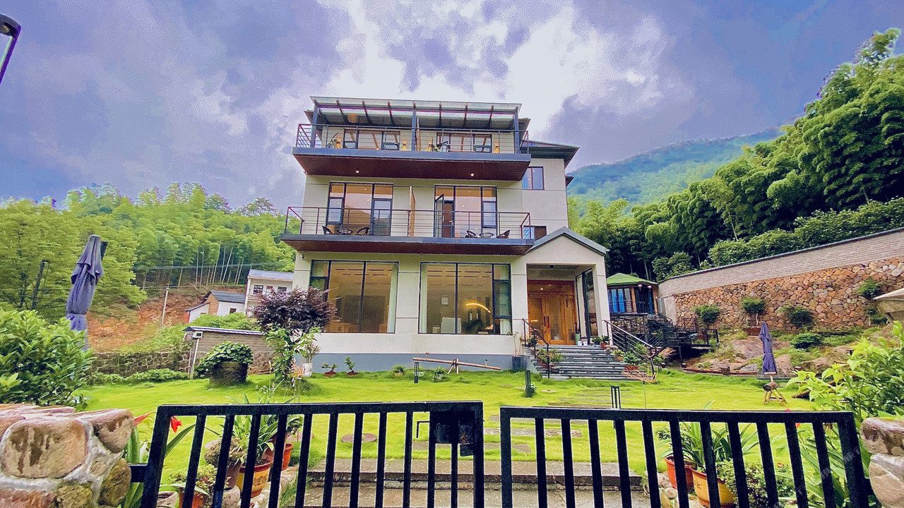初见山居庭院全景，石径竹篱，晨雾未散